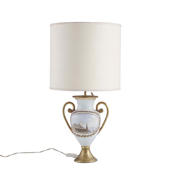 Vaso biansato in porcellana con paesaggi montati a lume. Stile Impero, XX secolo