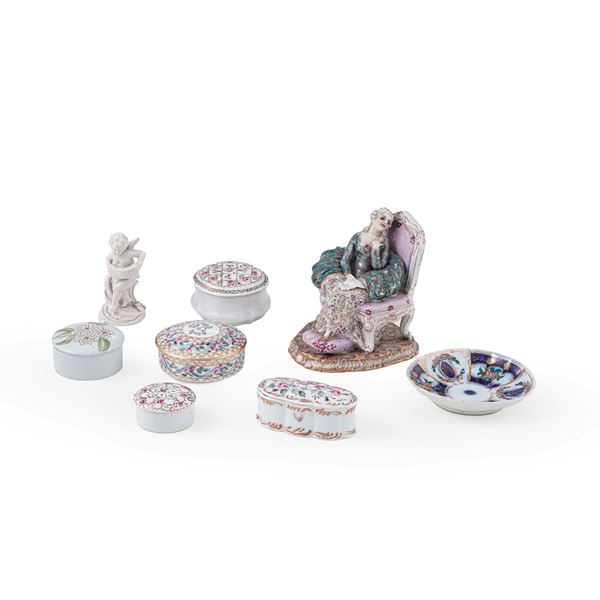 Due figurine, cinque scatoline e un piattino, XIX-XX secolo.