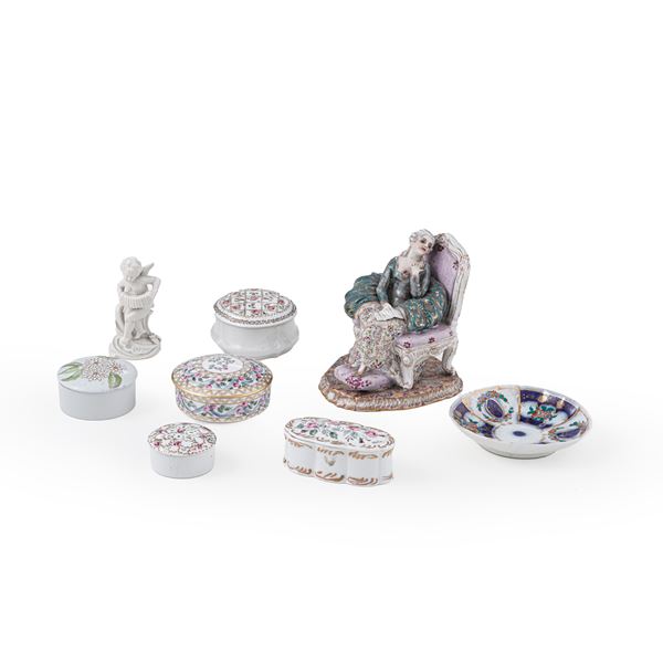 Due figurine, cinque scatoline e un piattino, XIX-XX secolo.