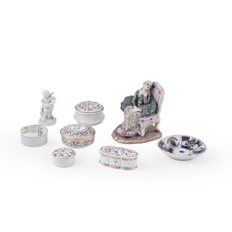 Due figurine, cinque scatoline e un piattino, XIX-XX secolo.  - Auction Majolica, Porcelain and Glassware - Cambi Casa d'Aste