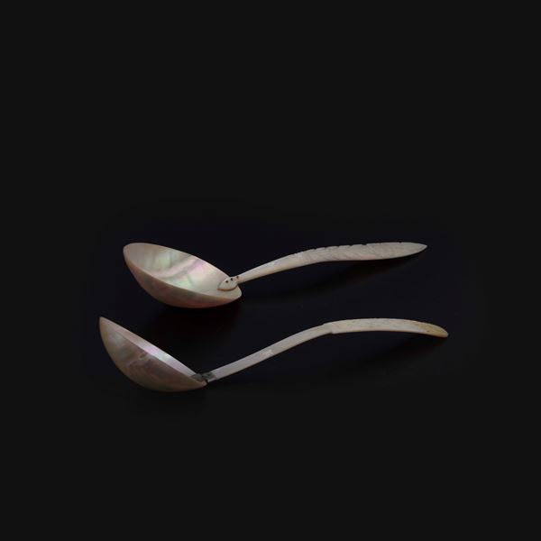 Due cucchiaini da portata in madreperla incisa. XIX secolo