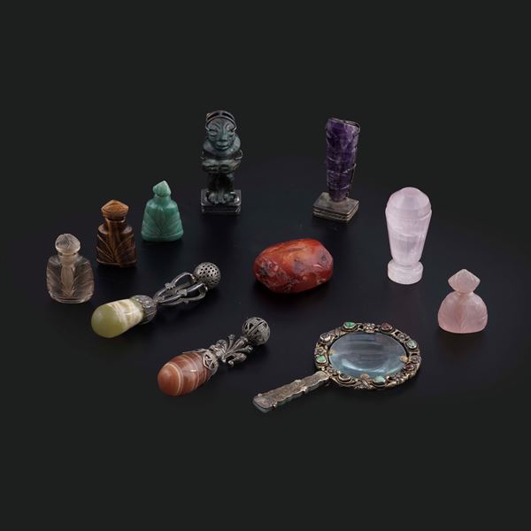 Lotto di undici oggetti in pietra dura tra cui cinque snuff bottle, tre sigilli, una lente di ingrandimento e due spargipolvere. Cina, XIX e XX secolo