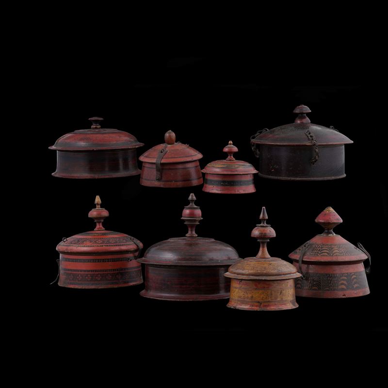 Raccolta di otto scatole in legno dipinto a forma circolare. Arte Mediorientale, XIX e XX secolo  - Asta Antiquariato - Cambi Casa d'Aste