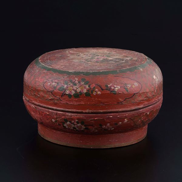 Grande scatola in legno dipinto a fiori. Arte cinese, XIX secolo