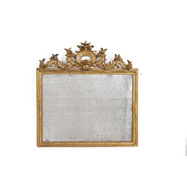 Specchiera in legno dorato e intagliato, con ricca cimasa sagomata Roma, stile XVIII secolo, XX secolo