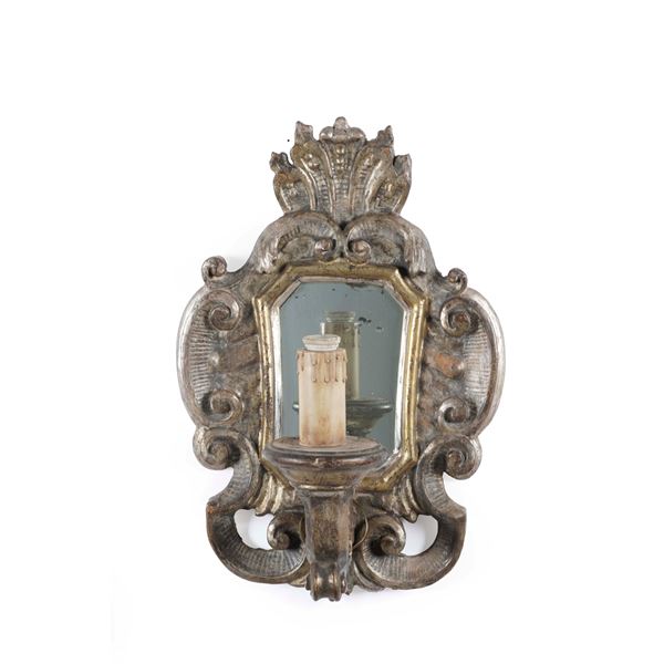 Ventolina con applique in legno dorato, intagliato, braccetti sagomati. Stile'700, XIX secolo