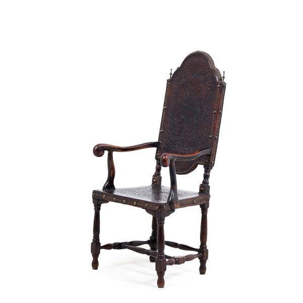 Poltrona in noce con schienale e seduta in cuoio. Francia, XIX secolo