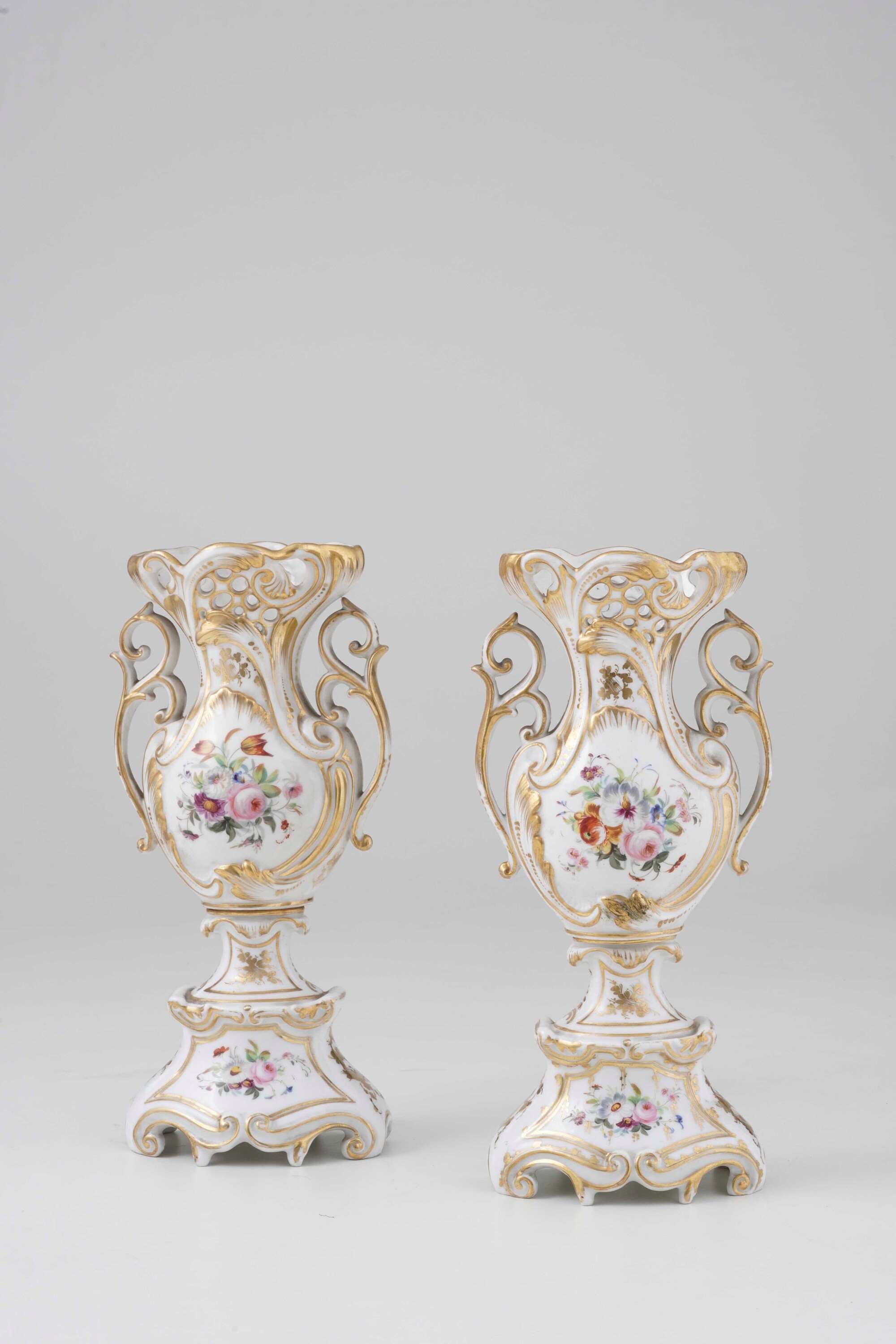 Coppia di vasi, Porcellana dipinta, Parigi (?), metà del XIX secolo circa
