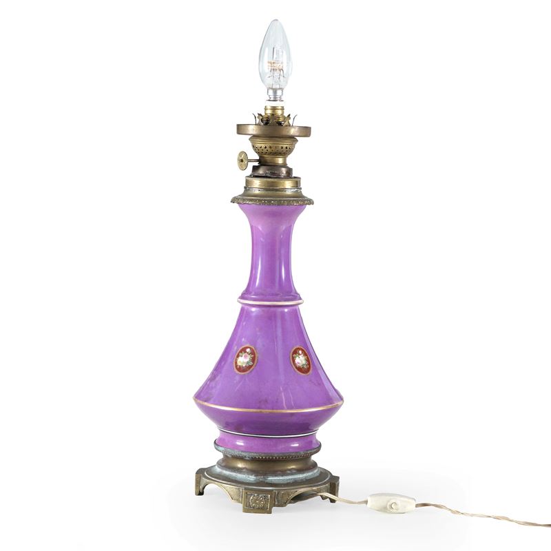 Lampada da tavolo in porcellana viola. Montata a luce elettrica. XIX secolo  - Asta Antiquariato - Cambi Casa d'Aste