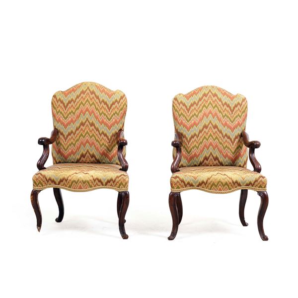 Due poltrone in noce con tessuto fiammato. XVIII secolo