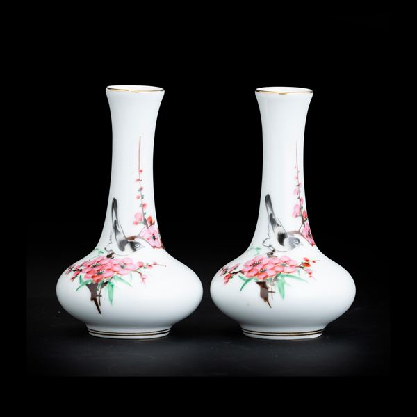 Coppia di vasetti in porcellana a soggetto naturalistico, Cina, Repubblica