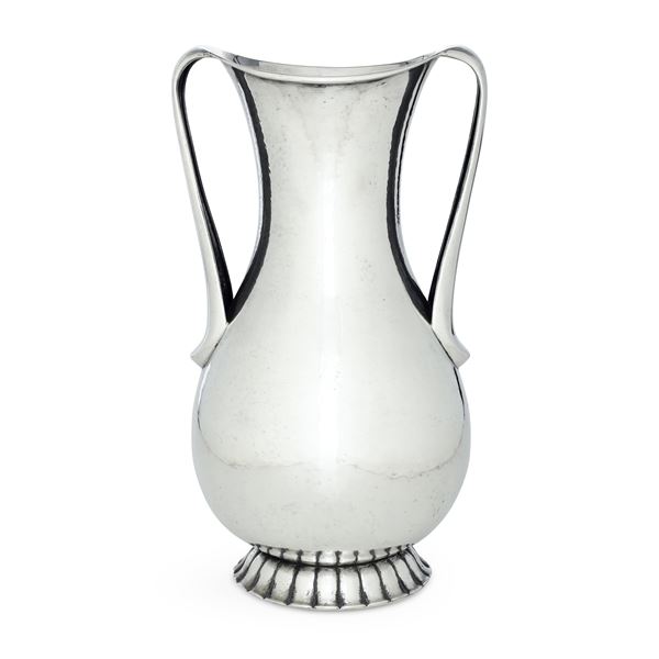 Argenteria artistica milanese, prima metà del XX secolo. Argentiere Genazzi Importante vaso biansato