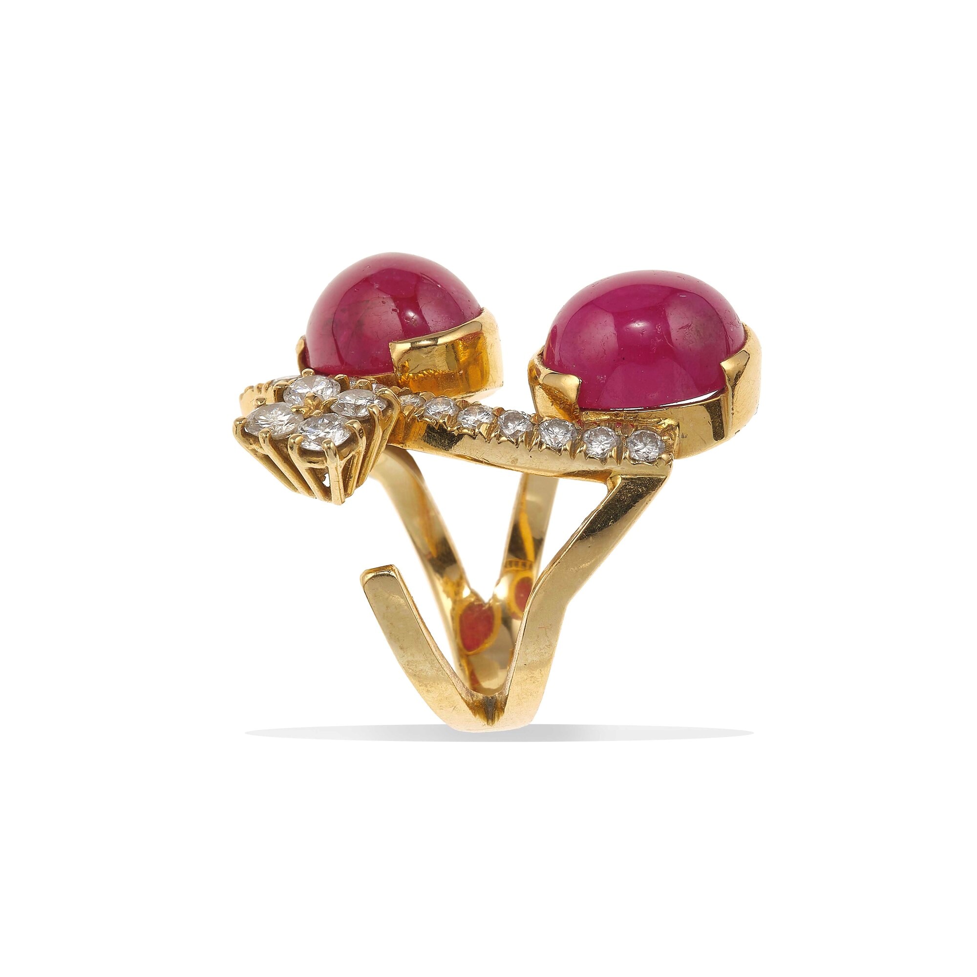 Repossi. Anello con Due Rubini Taglio Cabochon e Diamanti