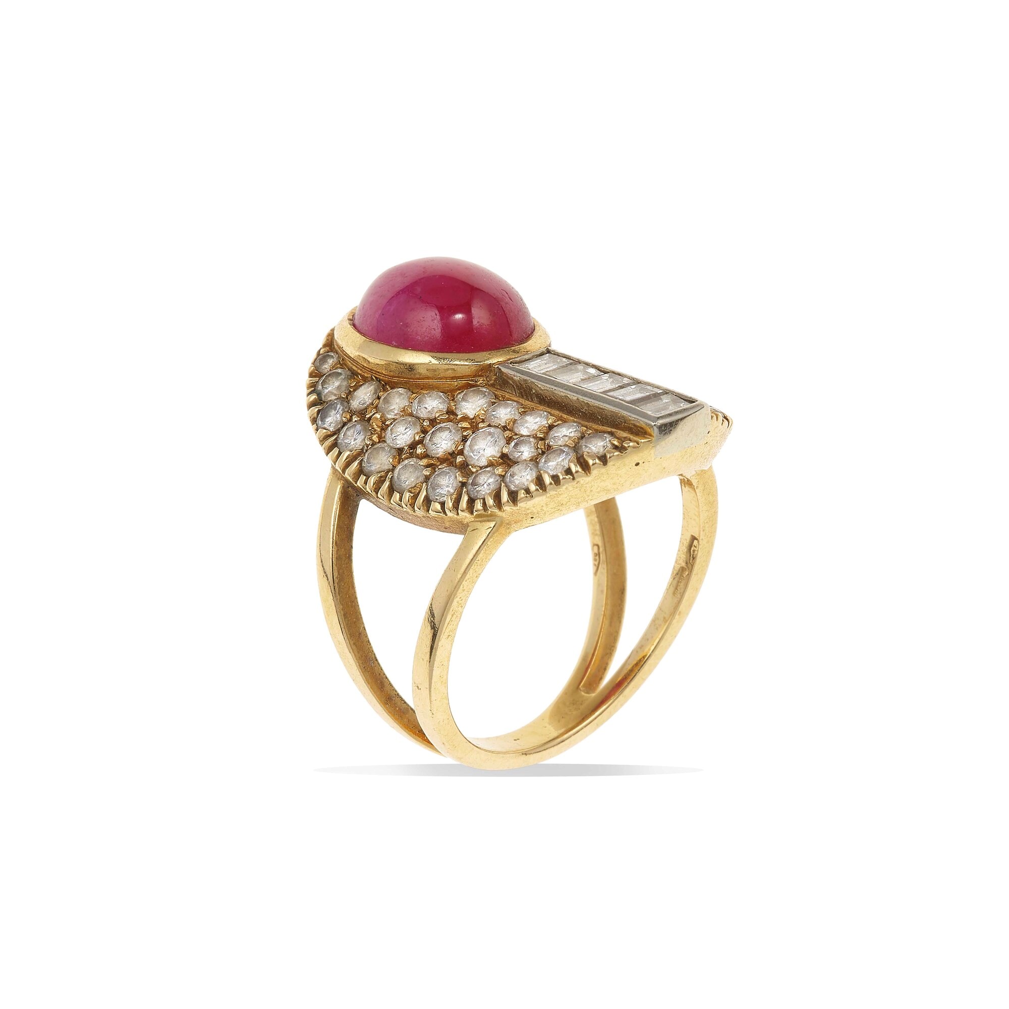 Repossi. Anello con Rubino Taglio Cabochon e Diamanti
