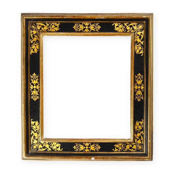 Cornice a cassetta in legno ebanizzato con decori in dorati. Toscana, XVII secolo