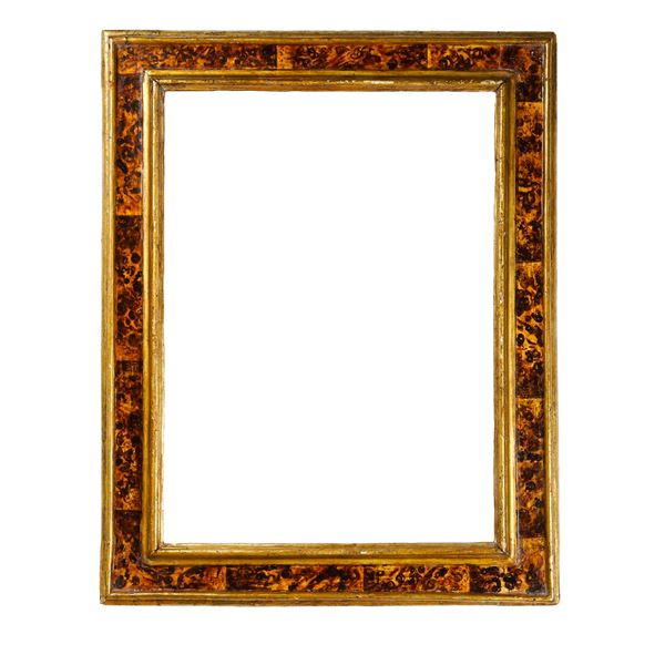 Cornice a cassetta in legno laccato a finta tartaruga. Marche XVII secolo