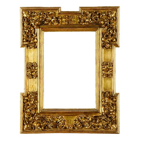 Cornice a cassetta in legno intagliato a motivi vegetali e dorati. Spagna XVII secolo