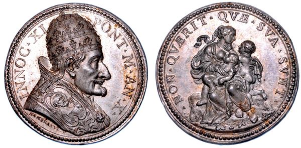 STATO PONTIFICIO. INNOCENZO XI (Benedetto Odescalchi di Como), 1676-1689. Medaglia annuale in argento A. X. Carità del Pontefice.