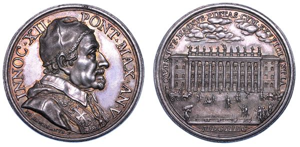 STATO PONTIFICIO. INNOCENZO XII (Antonio Pignatelli), 1691–1700. Medaglia annuale in argento 1696/A. V. La Dogana di Terra in piazza di Pietra.