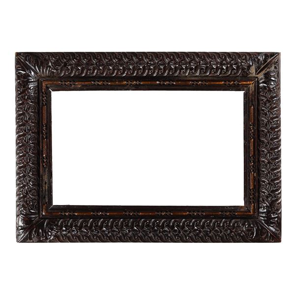 Cornice in noce scolpito. Veneto XVI secolo