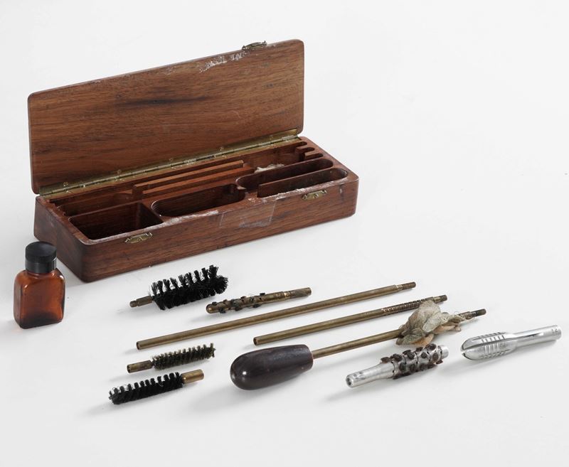 Scatola contenete kit per pulizia armi  - Auction Antiques - Cambi Casa d'Aste