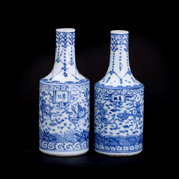 Coppia di bottiglia da sakè in porcellana bianca e blu raffigurante scena mitologica, Giappone, XIX secolo