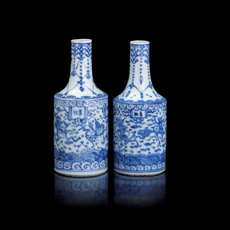 Coppia di bottiglia da sakè in porcellana bianca e blu raffigurante scena mitologica, Giappone, XIX secolo  - Auction Fine Asian Works of Art - Cambi Casa d'Aste