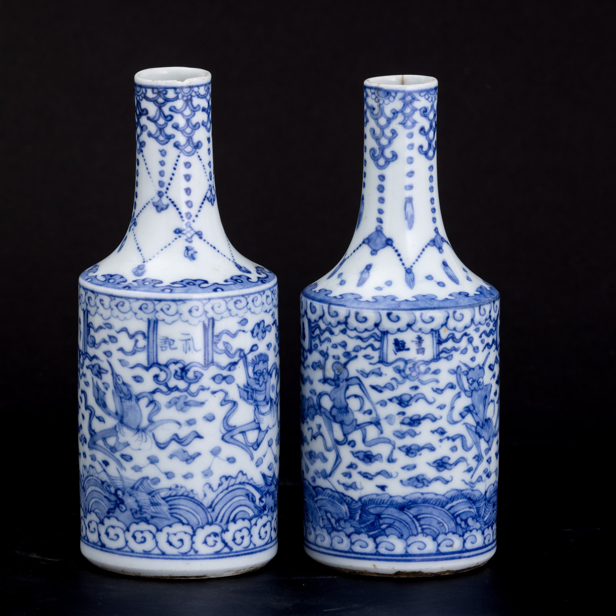 Coppia di bottiglie da sakè, porcellana bianca e blu con scena mitologica, Giappone, XIX secolo