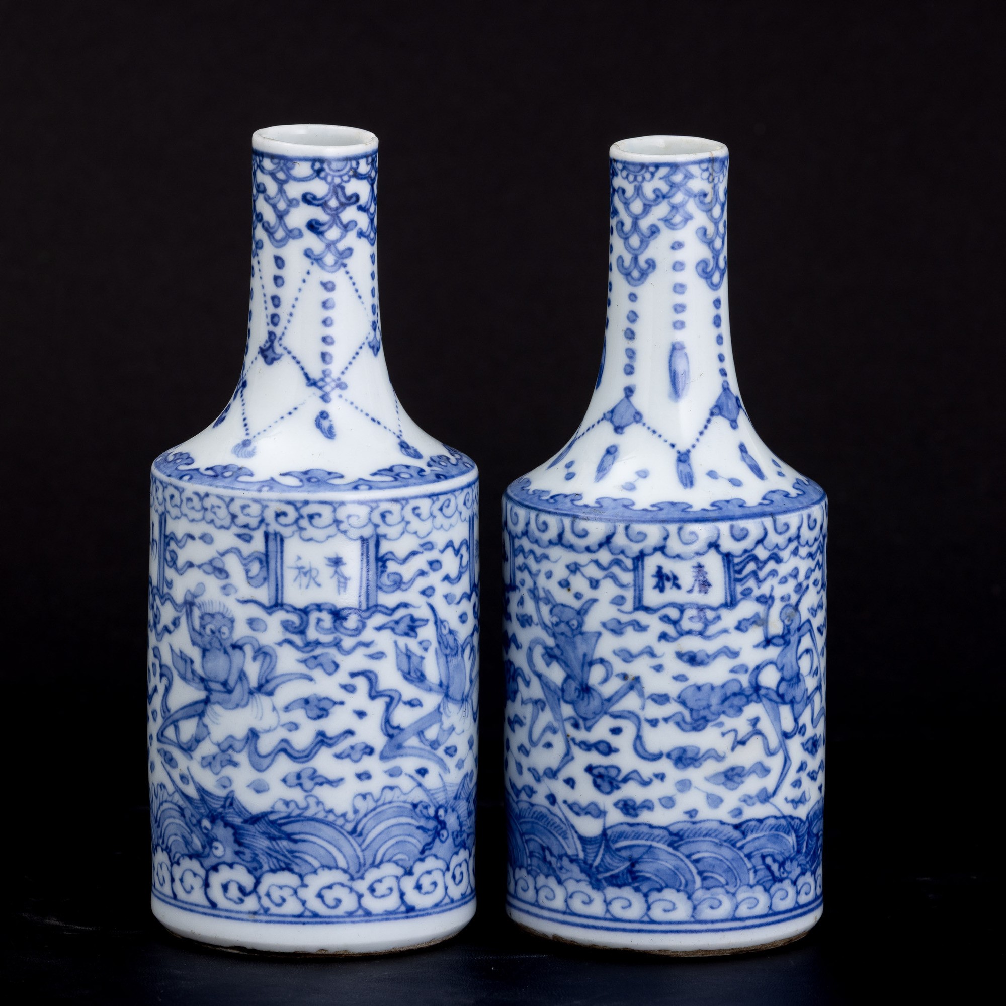 Coppia di bottiglie da sakè, porcellana bianca e blu con scena mitologica, Giappone, XIX secolo