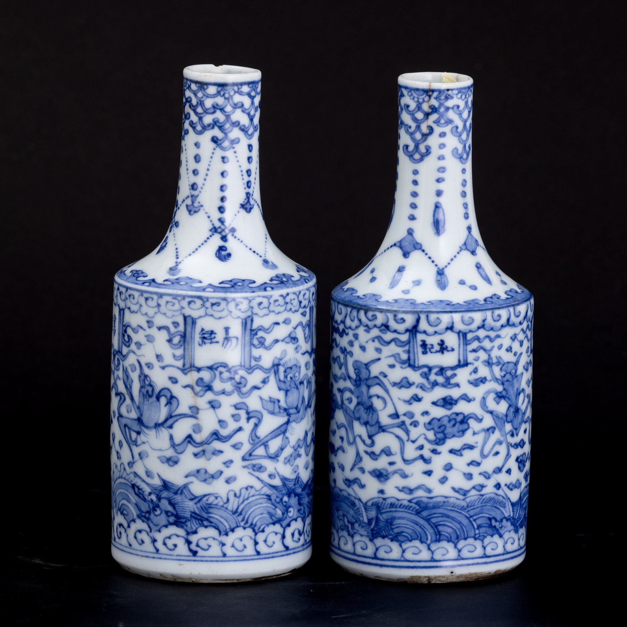 Coppia di bottiglie da sakè, porcellana bianca e blu con scena mitologica, Giappone, XIX secolo