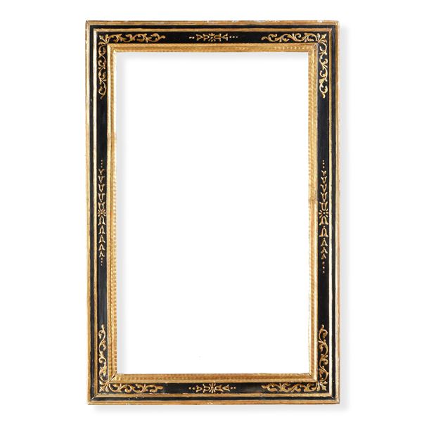 Cornice a cassetta in legno ebanizzato con decori in dorati. Italia Centrale, XVII secolo