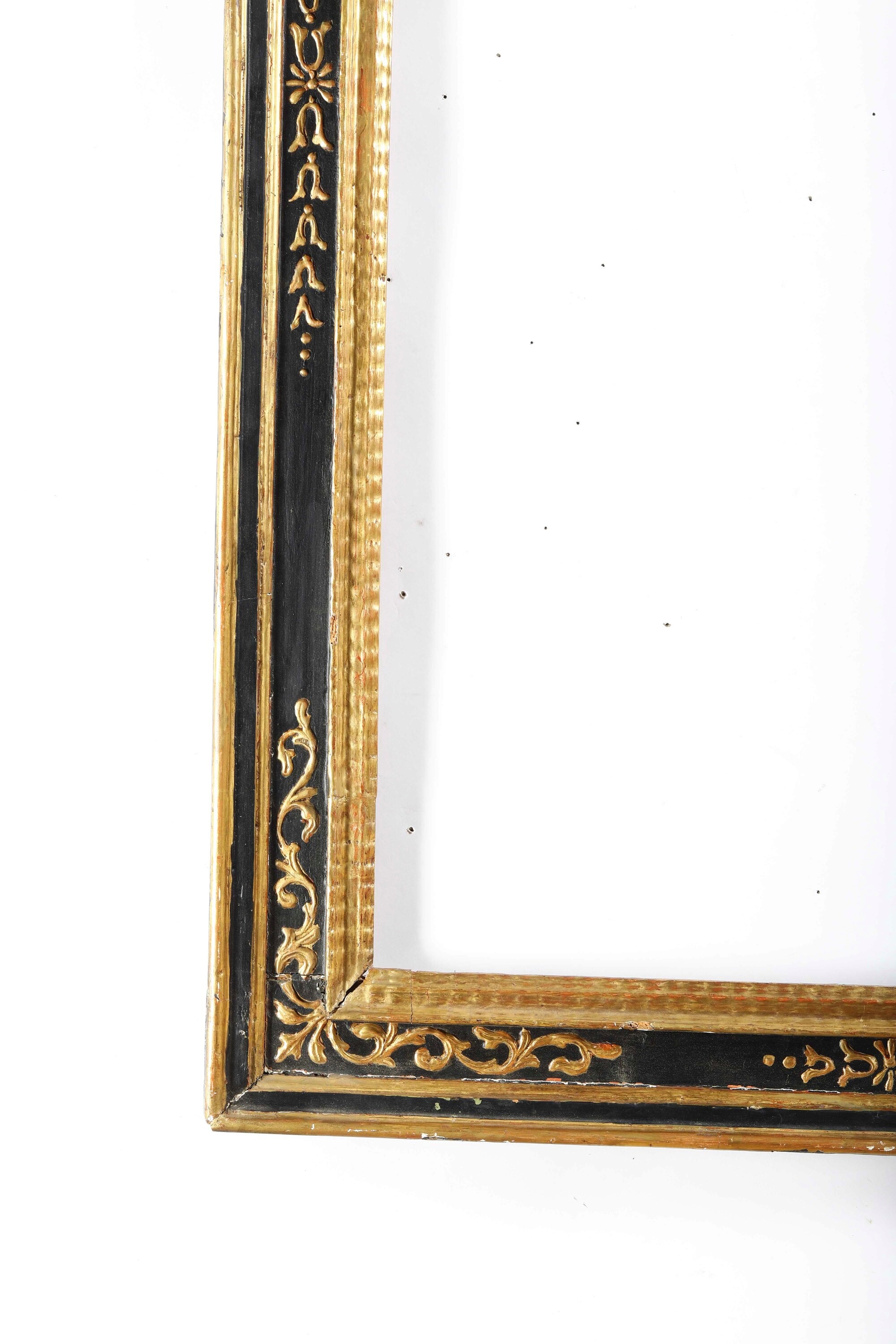 Cornice a Cassetta in Legno Ebanizzato con Decori in Dorati. Italia Centrale, XVII Secolo