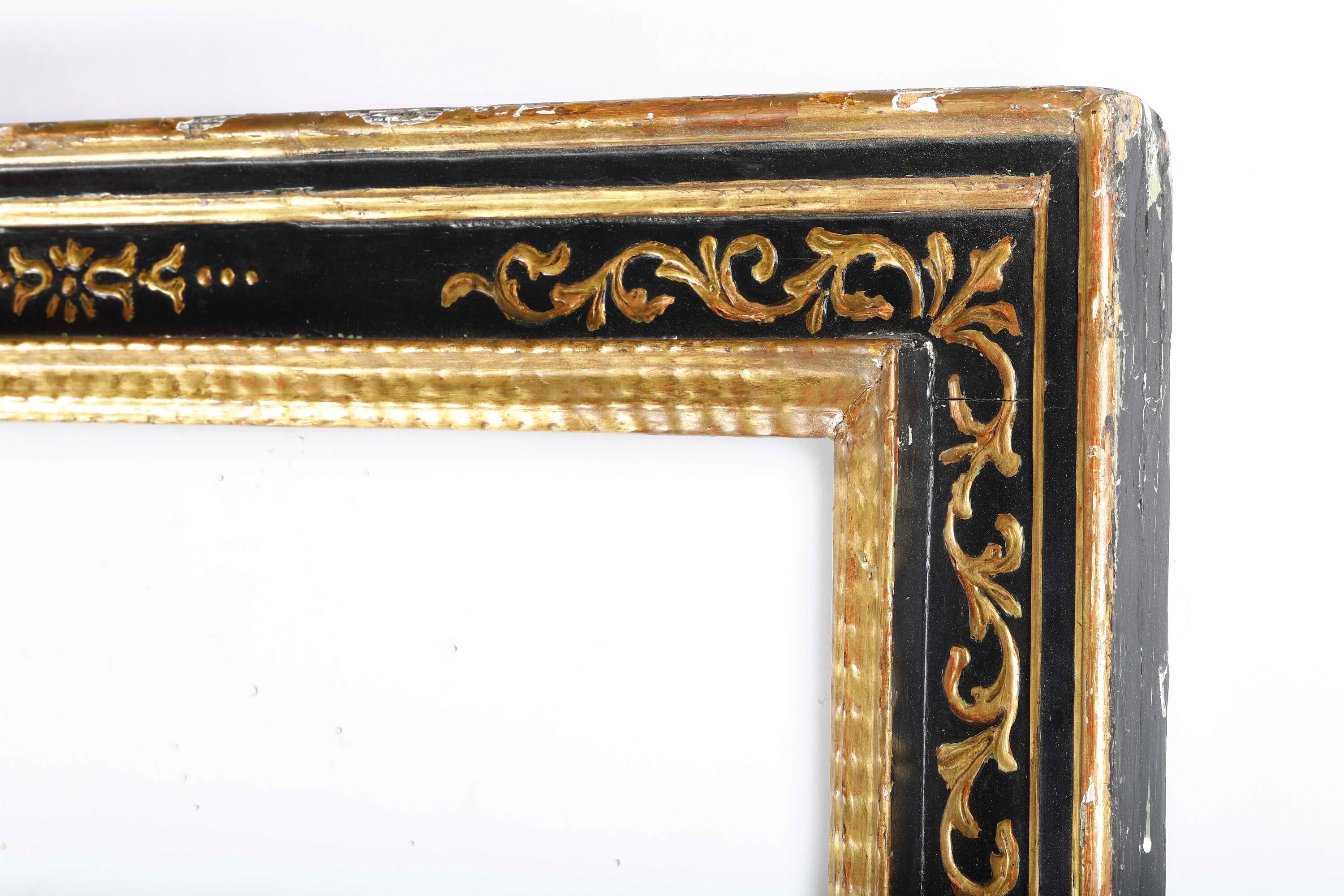 Cornice a Cassetta in Legno Ebanizzato con Decori in Dorati. Italia Centrale, XVII Secolo