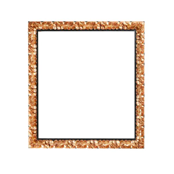 Cornice intagliata e dorata.