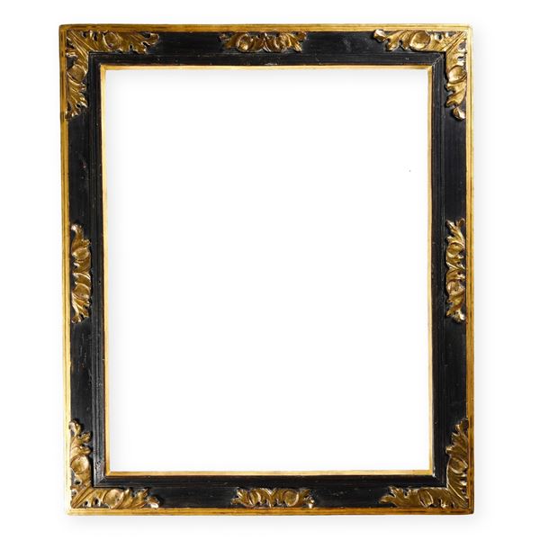 Cornice a cassetta in legno intagliato ebanizzato e dorato. Italia centrale XVII secolo