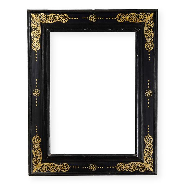 Cornice a cassetta in legno ebanizzato e dorato. Toscana XVII secolo