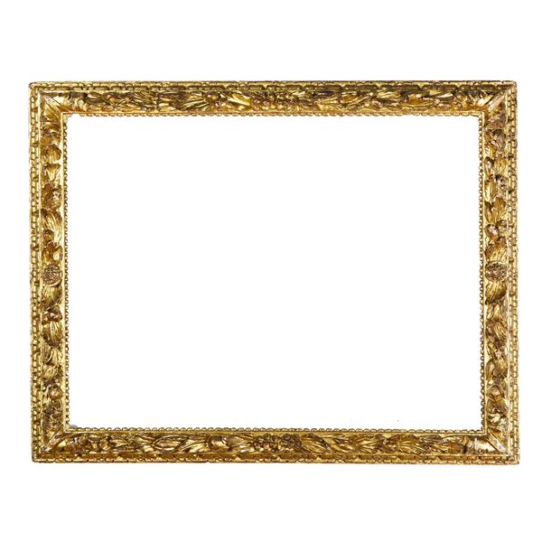 Cornice in legno intagliato e dorato. Italia centrale XVIII secolo