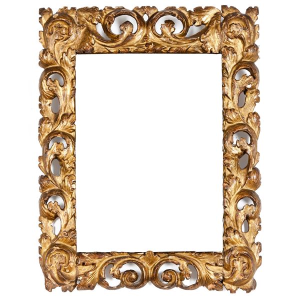 Cornice in legno intagliato e dorato. Italia centrale XVII secolo