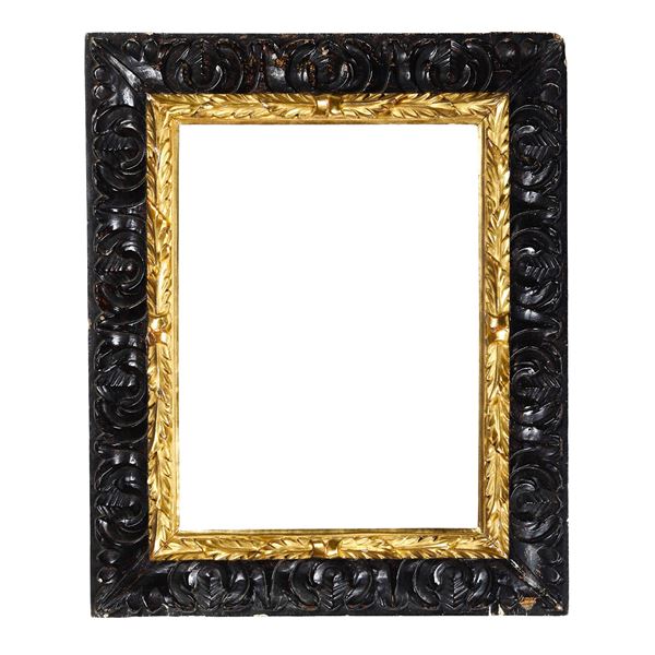 Cornice in legno intagliato, dipinto e dorato. Italia del Nord XVII secolo