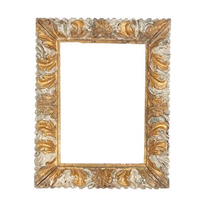 Coppia di Conici in Legno Intagliato, Dipinto e Dorato. Italia (?) XVII Secolo
