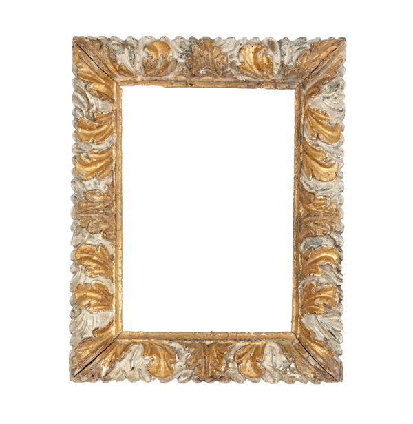 Coppia di conici in legno intagliato, dipinto e dorato. Italia (?) XVII secolo