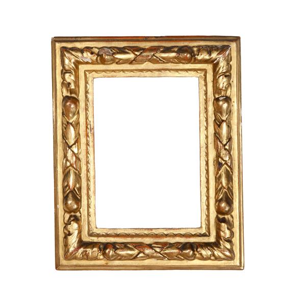 Cornice a cassetta intagliata e dorata. Italia centrale XVII secolo