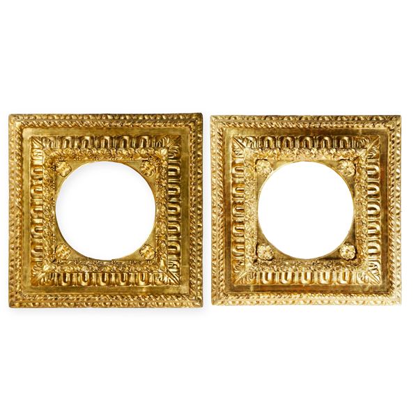 Coppia di cornici quadrangolari in legno intagliato e dorato. Italia centrale XVII secolo