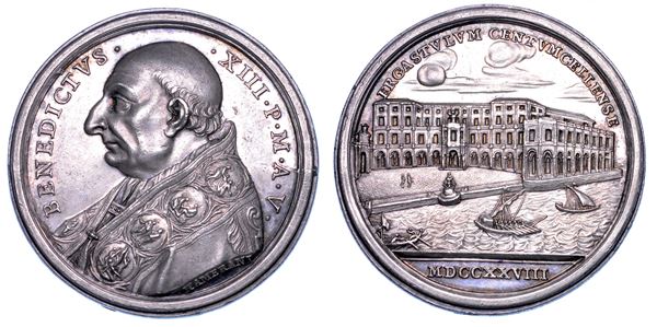 STATO PONTIFICIO. BENEDETTO XIII (Pier Francesco Vincenzo Maria Orsini), 1724-1730. Medaglia annuale in argento 1728/A. V. Sistemazione della piazza della darsena e costruzione del penitenziario di Civitavecchia.