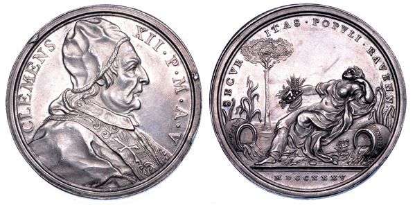 STATO PONTIFICIO. CLEMENTE XII (Lorenzo Corsini), 1730-1740. Medaglia annuale in argento 1735/A. V. Opere idrauliche a Ravenna.