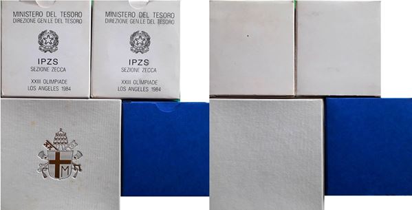 Italia-Vaticano 1982-1994: 4 monete d’argento Fondo Specchio e Fior di Conio, celebrative di eventi e commemorazioni varie, alloggiate in altrettanti cofanetti originali. 