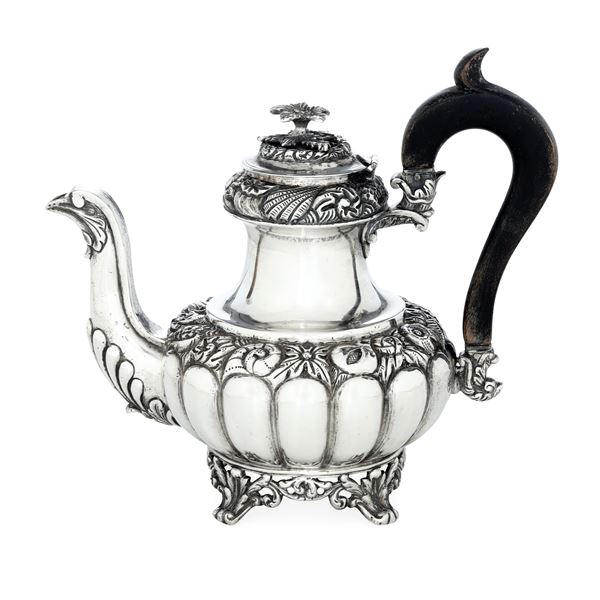 Probabilmente Napoli, XVIII secolo (marchio consunto di difficile lettura) Teiera