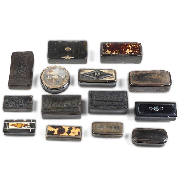 Lotto di 14 scatole in corno, ebano e tartaruga. Varie epoche e manifatture