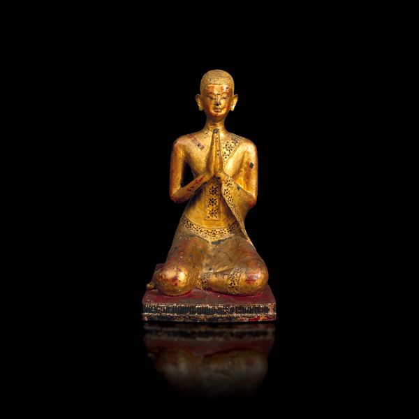Figura di monaco orante in bronzo dorato con inserti di pietre dure, Thailandia, XIX secolo
