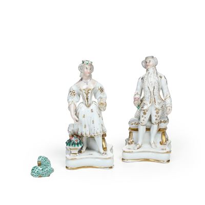 Francia, XIX secolo, Set di due bottiglie in porcellana modellata a figura di dama e gentiluomo